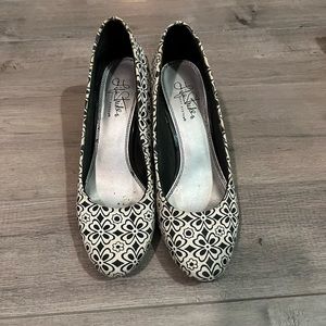 Life stride woman’s black and white heels